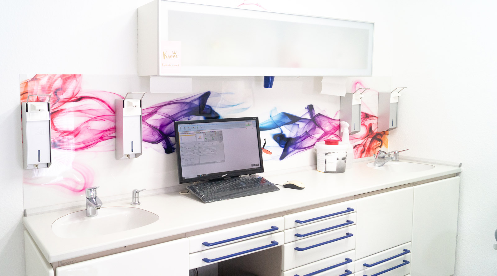 Zahnarztpraxis Carl in Alzey - Behandlungsraum Motiv Bunter Rauch